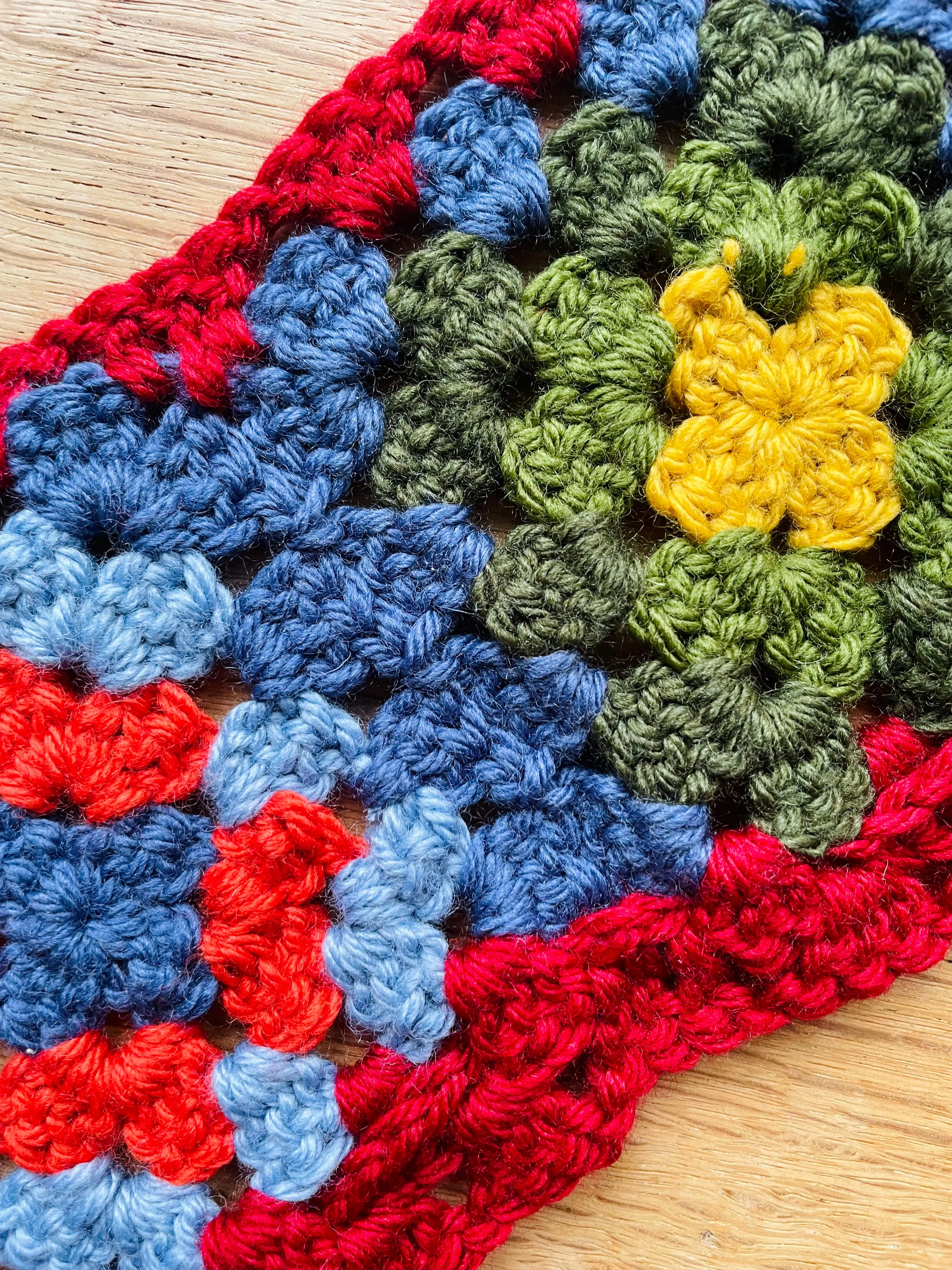 EARLYMADE Hand-knitted Granny Squares Collar — MULTI / HEART RED — UNIQUE — LAST PIECE