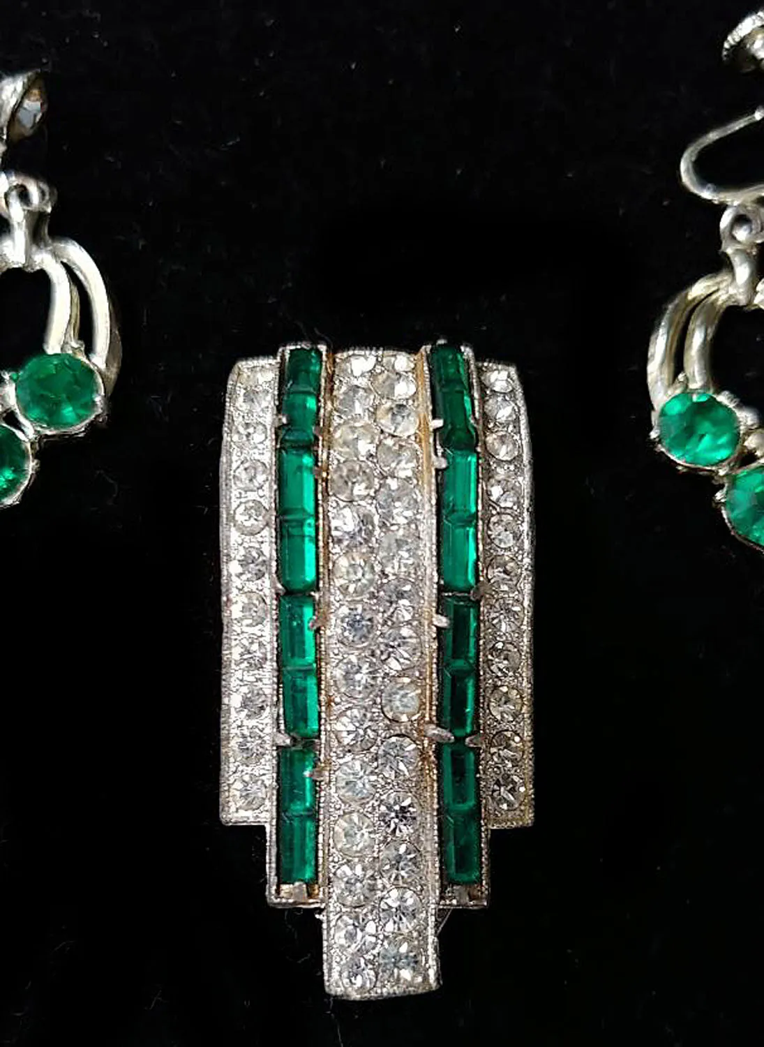 *VINTAGE SPARKLING PRONG ART DECO RHINESTONE & FAUX EMERALD FUR CLIP W EARRINGS